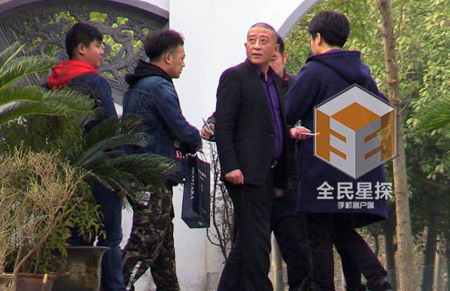 陈晓返乡认亲祭祖 与陈妍希林中热吻