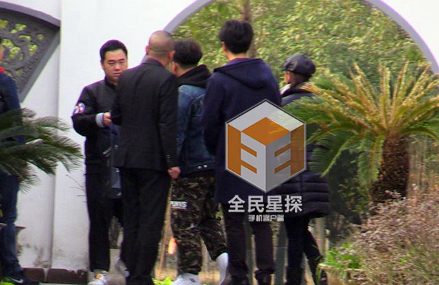 陈晓返乡认亲祭祖 与陈妍希林中热吻