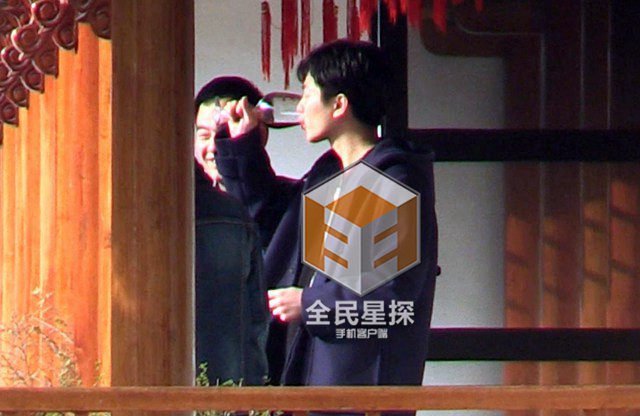 陈晓返乡认亲祭祖 与陈妍希林中热吻
