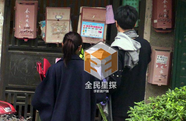 陈晓返乡认亲祭祖 与陈妍希林中热吻