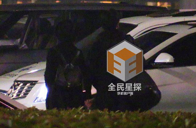 陈晓返乡认亲祭祖 与陈妍希林中热吻