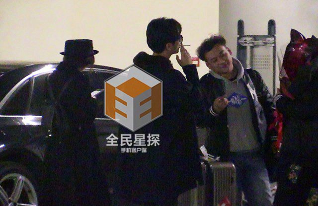 陈晓返乡认亲祭祖 与陈妍希林中热吻