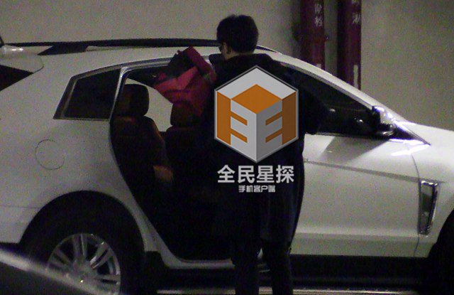 陈晓返乡认亲祭祖 与陈妍希林中热吻