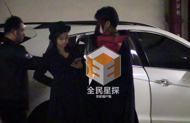 陈晓返乡认亲祭祖 与陈妍希林中热吻