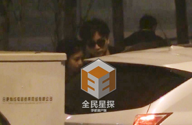 陈晓返乡认亲祭祖 与陈妍希林中热吻