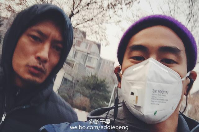 中韩男神口罩遮面 挡也挡不住的帅气