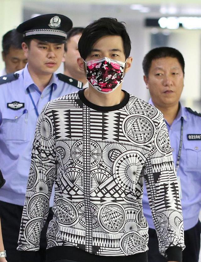 中韩男神口罩遮面 挡也挡不住的帅气