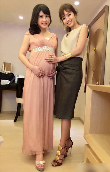 直播事故！细数美艳主播豪放瞬间：穿比基尼抛双峰满足网友