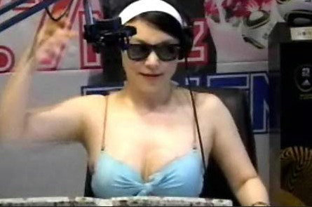 直播事故！细数美艳主播豪放瞬间：穿比基尼抛双峰满足网友