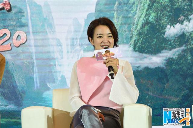 周迅鬼马表情尽显大师兄风范 与阿雅秀亲密