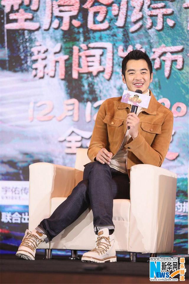 周迅鬼马表情尽显大师兄风范 与阿雅秀亲密