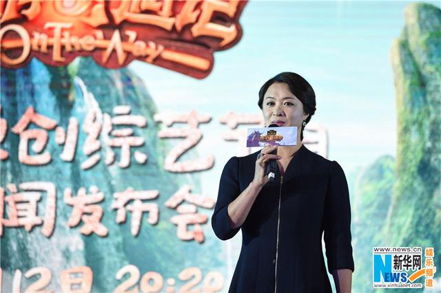 周迅鬼马表情尽显大师兄风范 与阿雅秀亲密