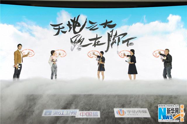 周迅鬼马表情尽显大师兄风范 与阿雅秀亲密