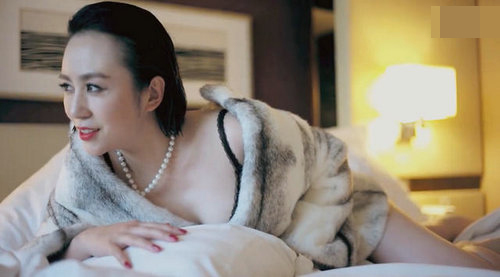 土气“马冬梅”变性感女郎 马丽低胸露腿秀雪肌