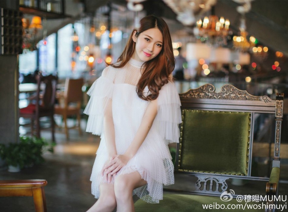 组图:青岛大学校花晒唯美写真 被赞校园美少女