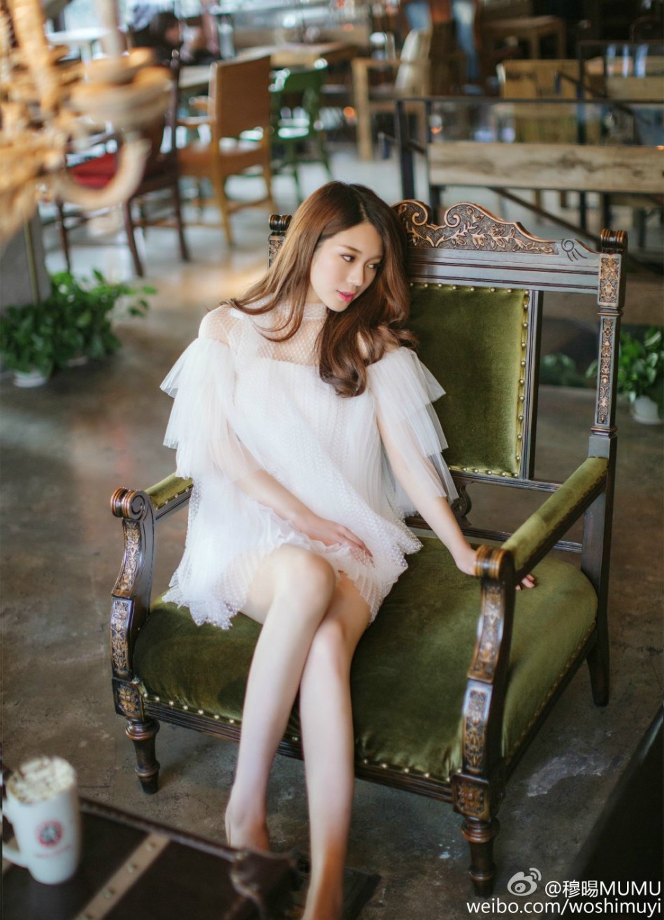 组图:青岛大学校花晒唯美写真 被赞校园美少女