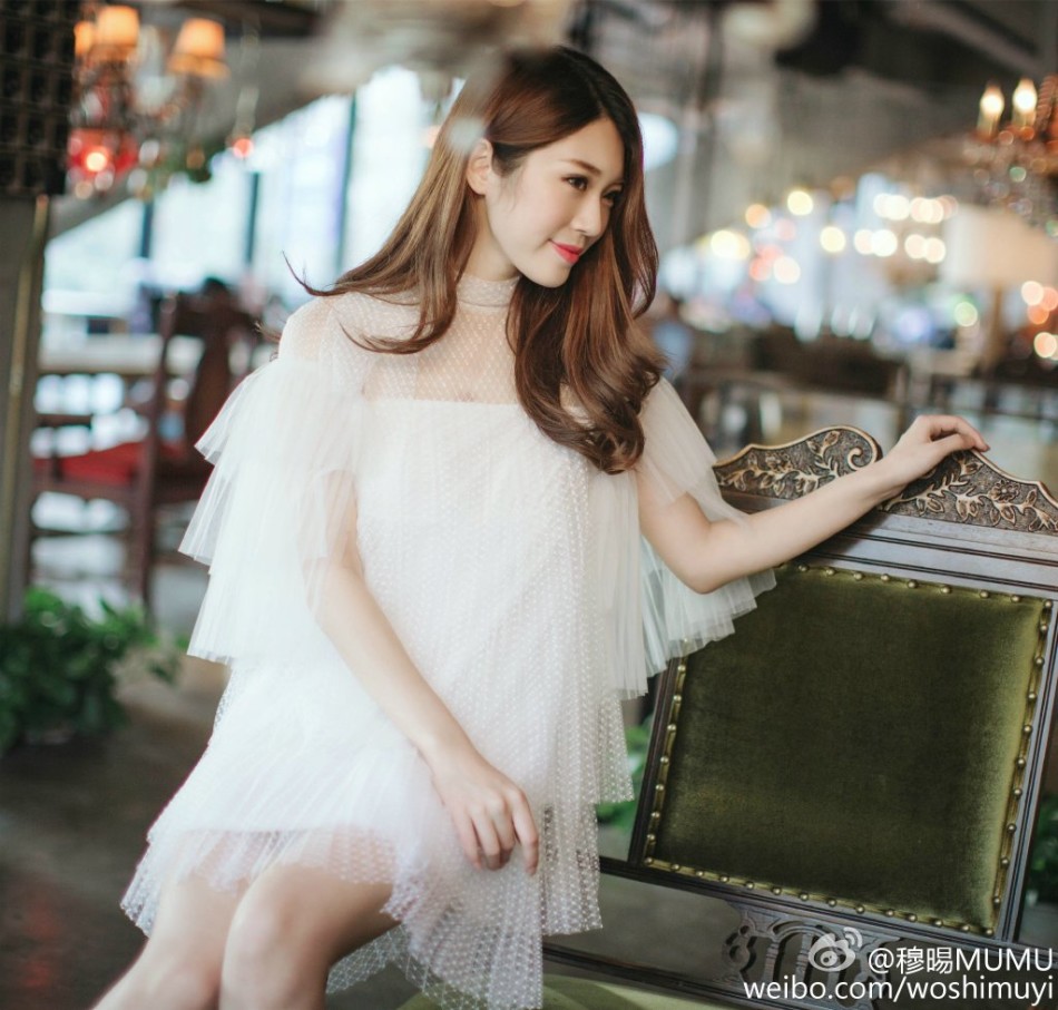 组图:青岛大学校花晒唯美写真 被赞校园美少女