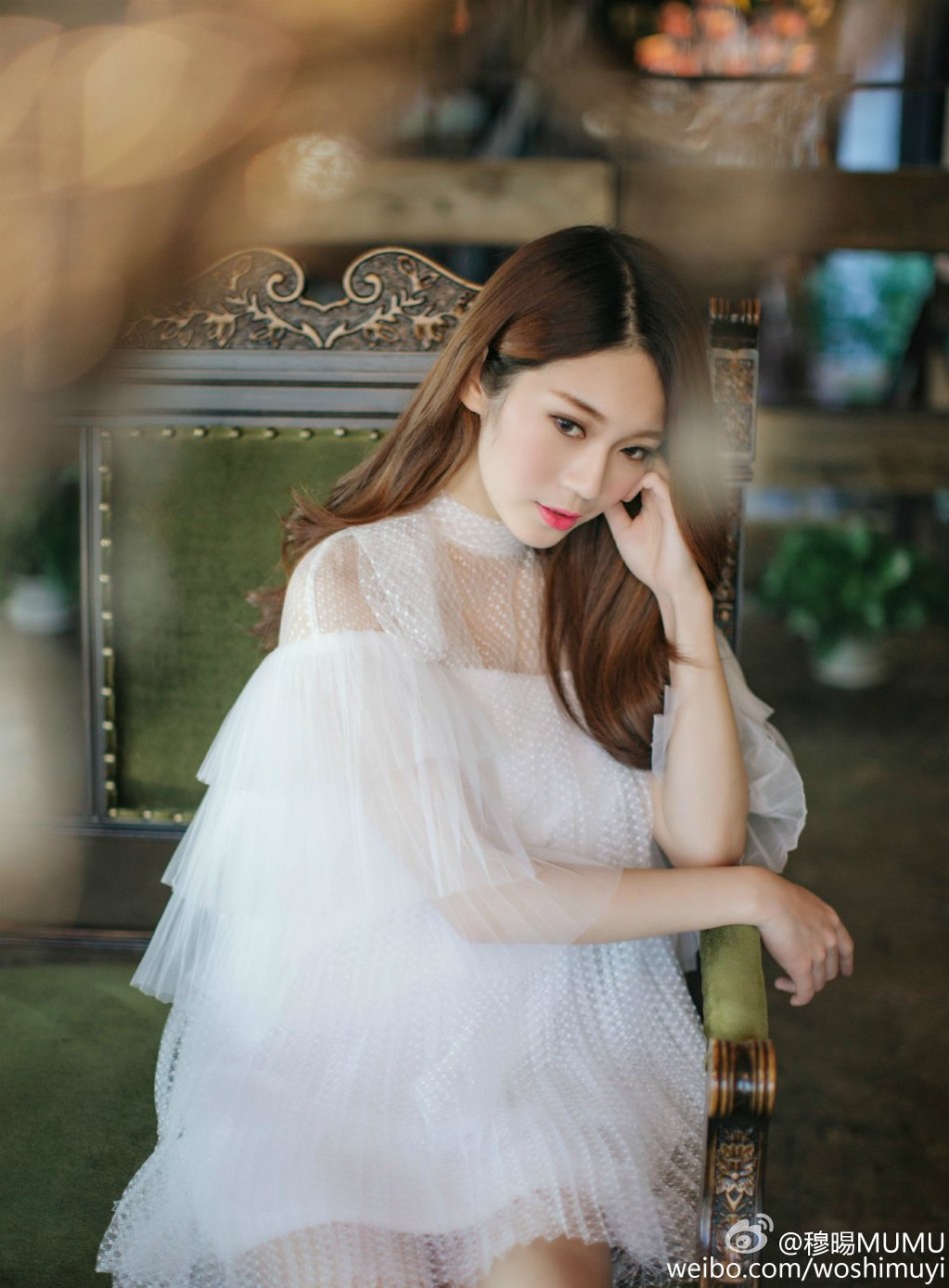 组图:青岛大学校花晒唯美写真 被赞校园美少女