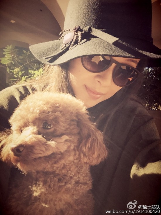 章子怡美国产女汪峰陪护 一家三口牵手照曝光