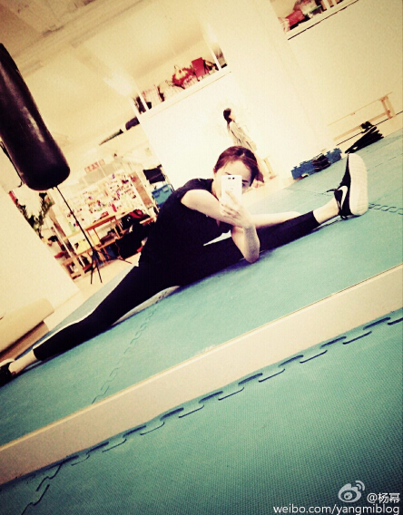 女星惊人绝技大开眼界：杨幂一字马身段柔韧
