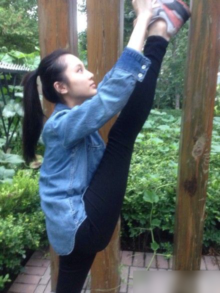 女星惊人绝技大开眼界：杨幂一字马身段柔韧