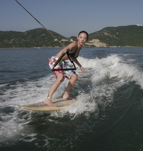 女星惊人绝技大开眼界：杨幂一字马身段柔韧