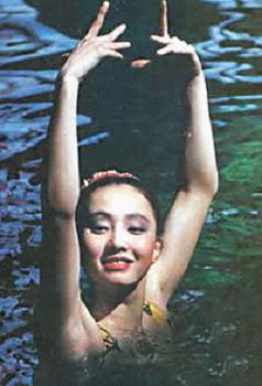 女星惊人绝技大开眼界：杨幂一字马身段柔韧