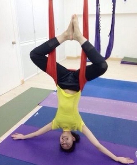 女星惊人绝技大开眼界：杨幂一字马身段柔韧