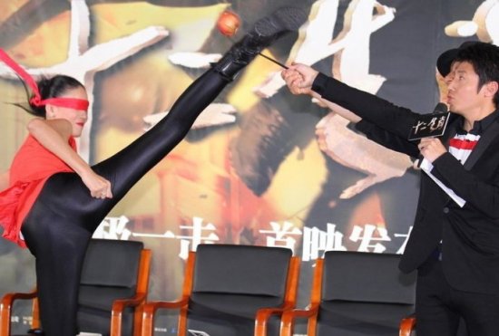 女星惊人绝技大开眼界：杨幂一字马身段柔韧