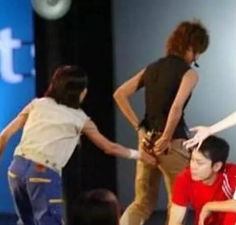 李宇春劲舞到裤裆爆裂