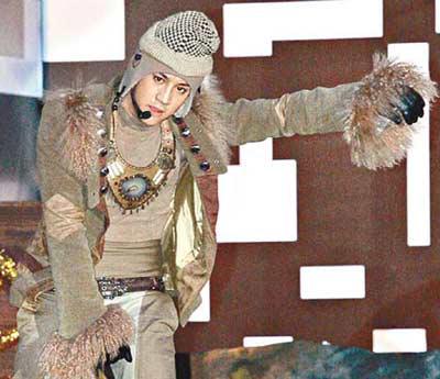 张致恒手遮尴尬