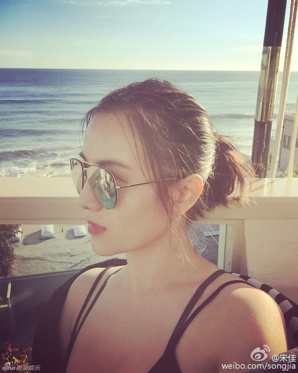 组图:小宋佳海边度假 穿着清凉露香肩上围丰满