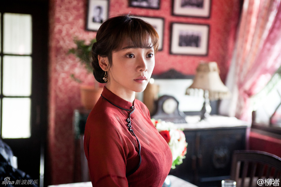 组图：柳岩淡妆造型撞脸李小璐 网友直呼认不出