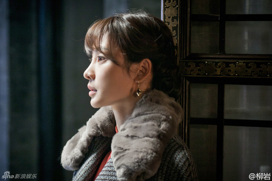 组图：柳岩淡妆造型撞脸李小璐 网友直呼认不出