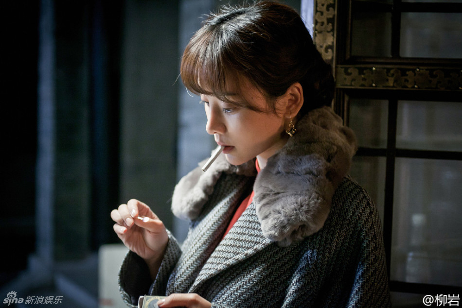 组图：柳岩淡妆造型撞脸李小璐 网友直呼认不出