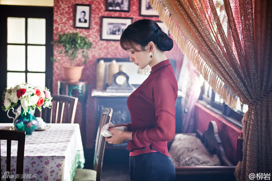 组图：柳岩淡妆造型撞脸李小璐 网友直呼认不出