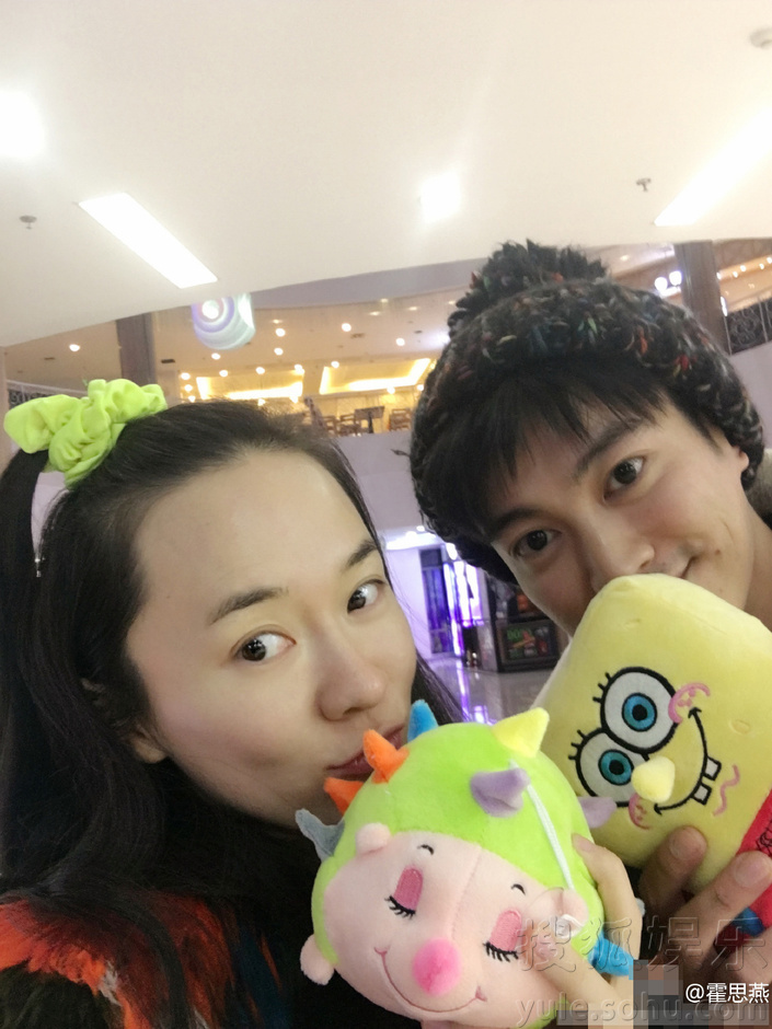 霍思燕与杜江抓娃娃童心未泯 素颜出镜似少女