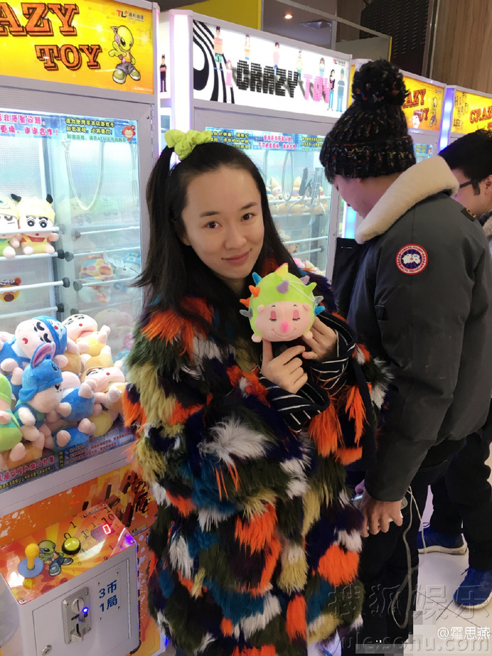 霍思燕与杜江抓娃娃童心未泯 素颜出镜似少女 霍思燕与杜江抓娃娃童心未泯 素颜出镜似少女