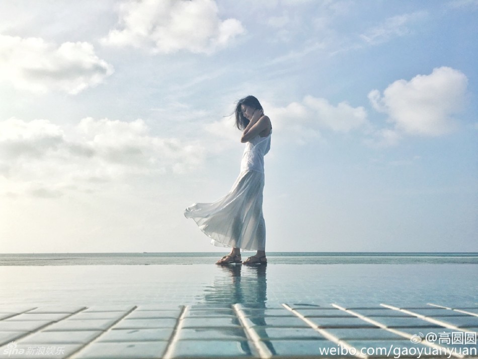 高圆圆海岛游玩晒美照 撩发甜笑尽显优雅气质