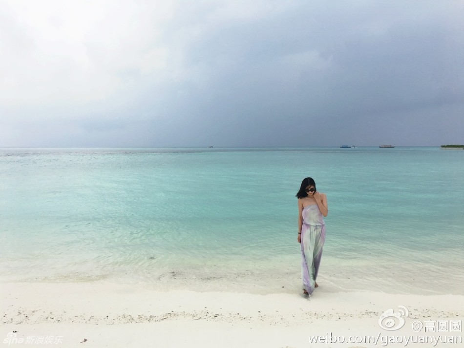 高圆圆海岛游玩晒美照 撩发甜笑尽显优雅气质