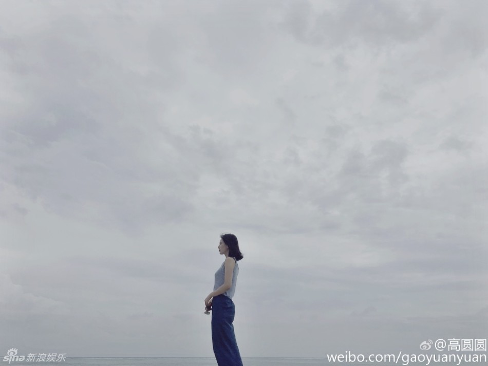 高圆圆海岛游玩晒美照 撩发甜笑尽显优雅气质