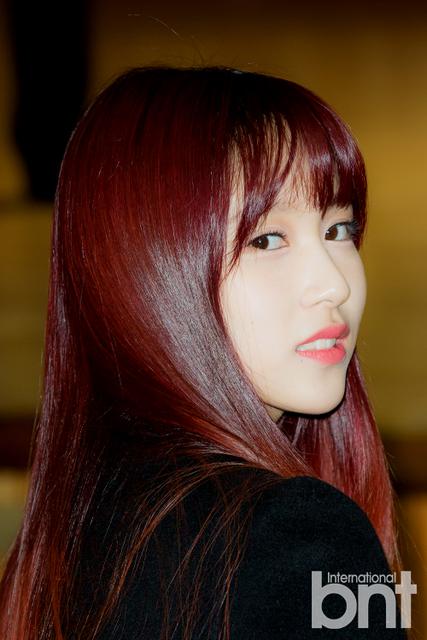 JYP女团TWICE出席公益活动 周子瑜与队友亲密互动
