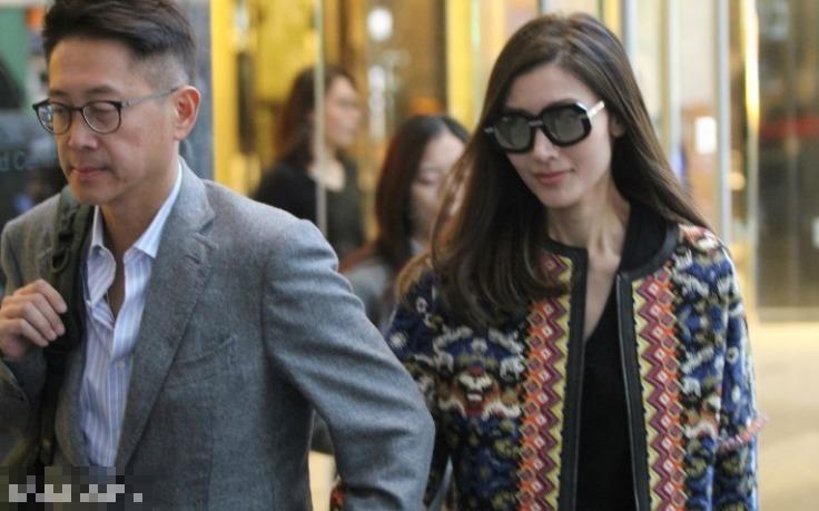阔太李嘉欣与老公许晋亨牵手逛街十指紧扣超甜蜜