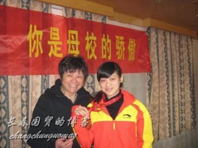 刘翔女友吴莎曝早年青涩照 曾为运动员身形矫健