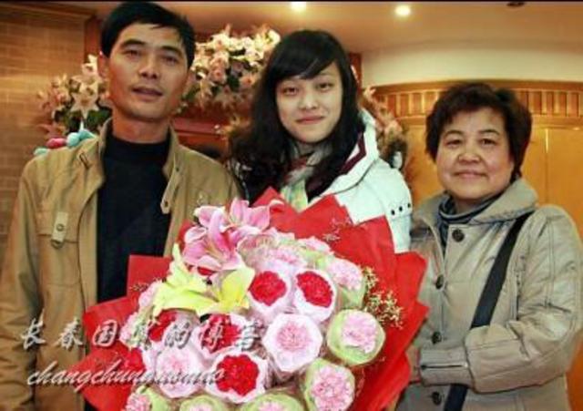刘翔女友吴莎曝早年青涩照 曾为运动员身形矫健