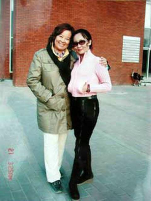 巨星家人凄惨落魄 传张柏芝父亲腿被打瘸