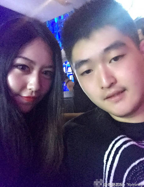 网曝赵本山儿子夜店照 与美女合影庆生