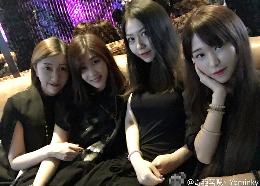 网曝赵本山儿子夜店照 与美女合影庆生