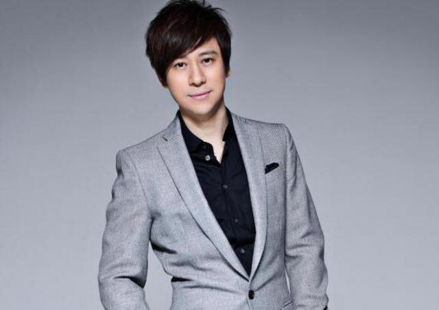 解晓东19岁儿子帅气照曝光 父子神似一模一样