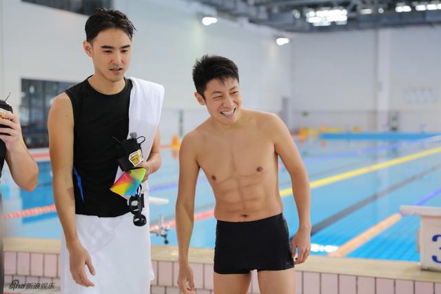 孙杨一把将撒贝宁扔进泳池 手放哪呢？